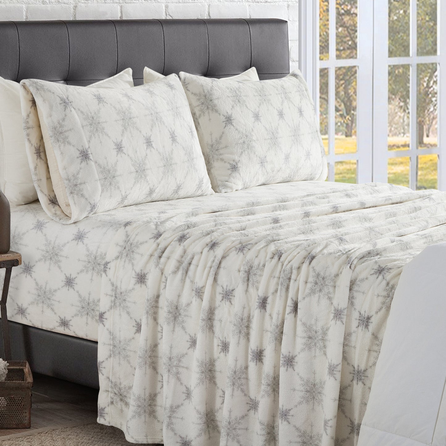 Mocassi 4-Piece Holiday Christmas Velvet Plush Flannel Sheet Set